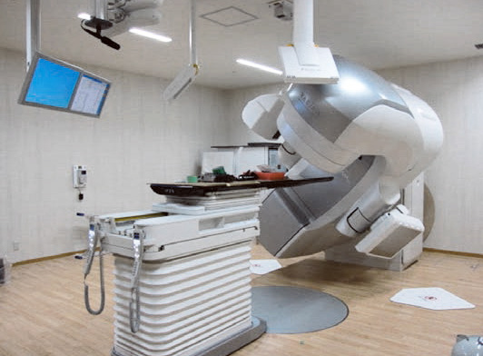 室内に配置されたモニタと米国ヴァリアン社製の強度変調放射線治療装置トゥルービーム
