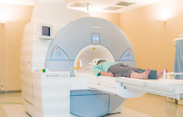 仰向けでMRIに入る患者