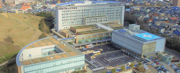 空から撮影した病院とがんセンターの写真