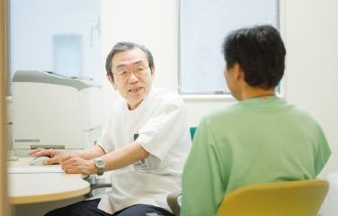 問診する医師と患者