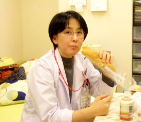 食事中の安部先生「休憩中？柏餅？いやパンのようです」