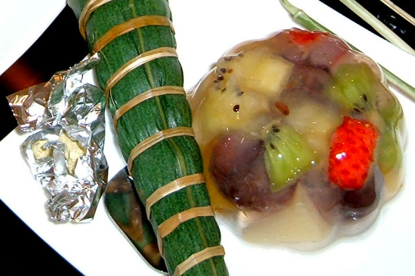 おいしそうな栄養科手作りの笹巻きとフルーツゼリー