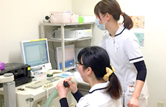 肺機能検査をしている女性