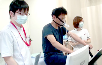 検査をしている男性
