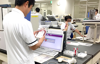輸血検査する検査部の男性