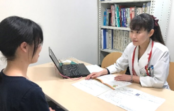 患者さんからの薬に関する相談や質問に応じる薬剤部の女性