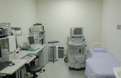 手前から見た心エコー検査室