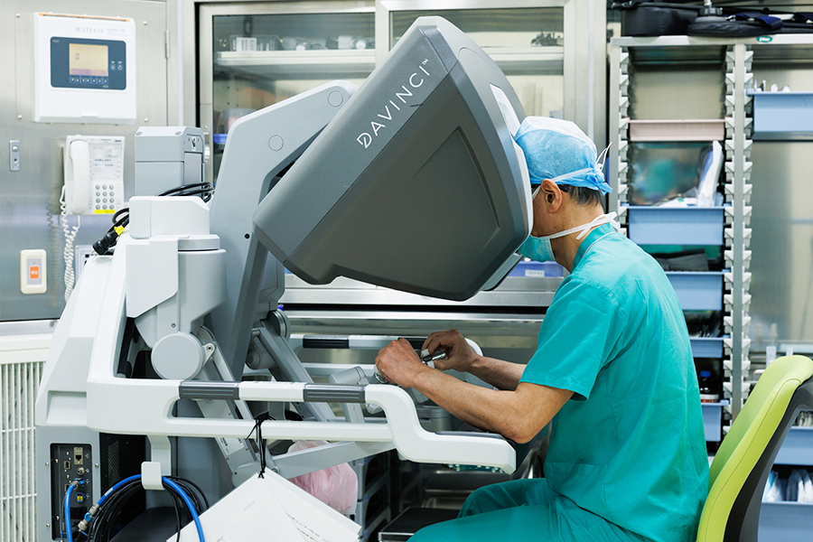 支援ロボット（ダビンチ）の操作風景