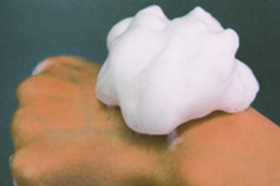 泡立てた石鹸でやさしく洗う